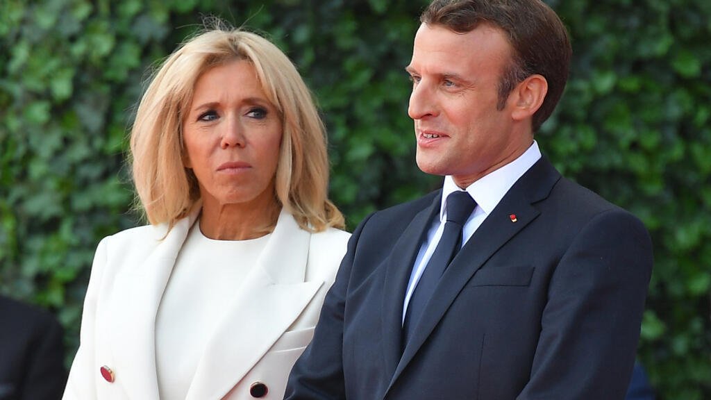 hugoman98's tweet image. Broke: "Quero uma mulher de 18 anos."
Woke: "Quero uma mulher mais velha, como fizeram grandes homens como Napoleão Bonaparte e Emmanuel Macron."
