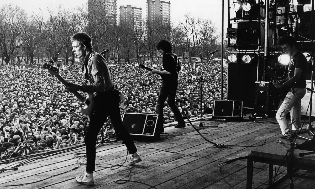kezwilliams13's tweet image. The Clash perform at Rock Against Racism at Victoria Park, 1978.
📷📷Val Wilmer/Redferns-