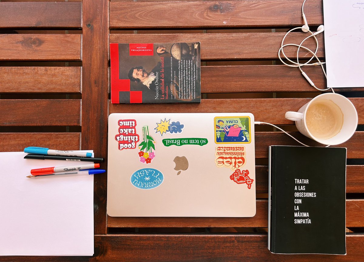 Tardes de domingo de verano escribiendo en la terraza y escuchando el mar de fondo.
