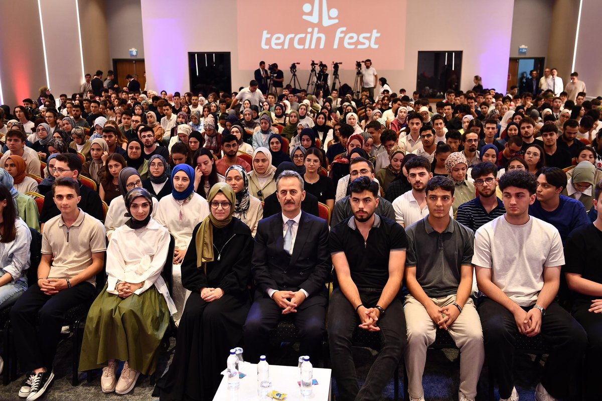 📍İstanbul | TercihFest 2025

İbn Haldun Üniversitesi’nde bu yıl 8’incisi düzenlenen TercihFest’e katılarak, geleceğimizin teminatı genç kardeşlerimizle bir araya gelmekten büyük memnuniyet duydum.

“Yarınki Türkiye” temasıyla şekillenen bu buluşma; bugüne ışık tutarken,