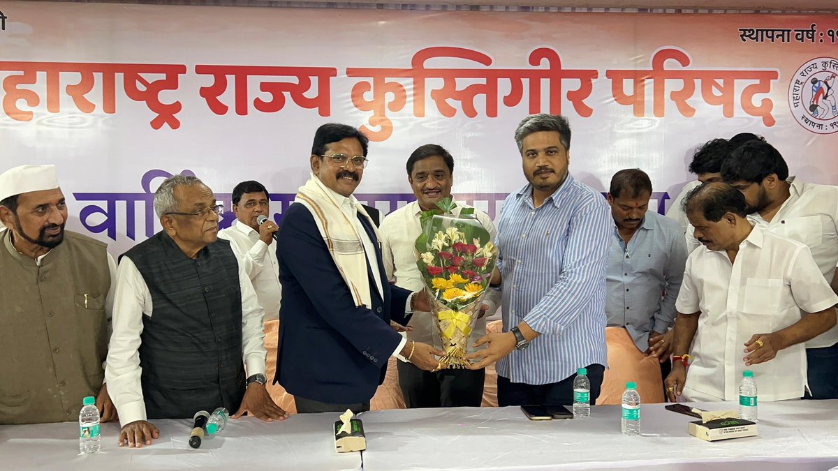 RRPSpeaks's tweet image. ‘महाराष्ट्र राज्य कुस्तीगिर परिषदे’च्या निवडणुकीत निवडणूक निर्णय अधिकारी म्हणून उच्च न्यायालयाचे मा. न्यायमूर्ती श्री. अनंत बदर साहेब यांनी चोखपणे कामकाज पाहिलं. त्यांचे मनापासून आभार!