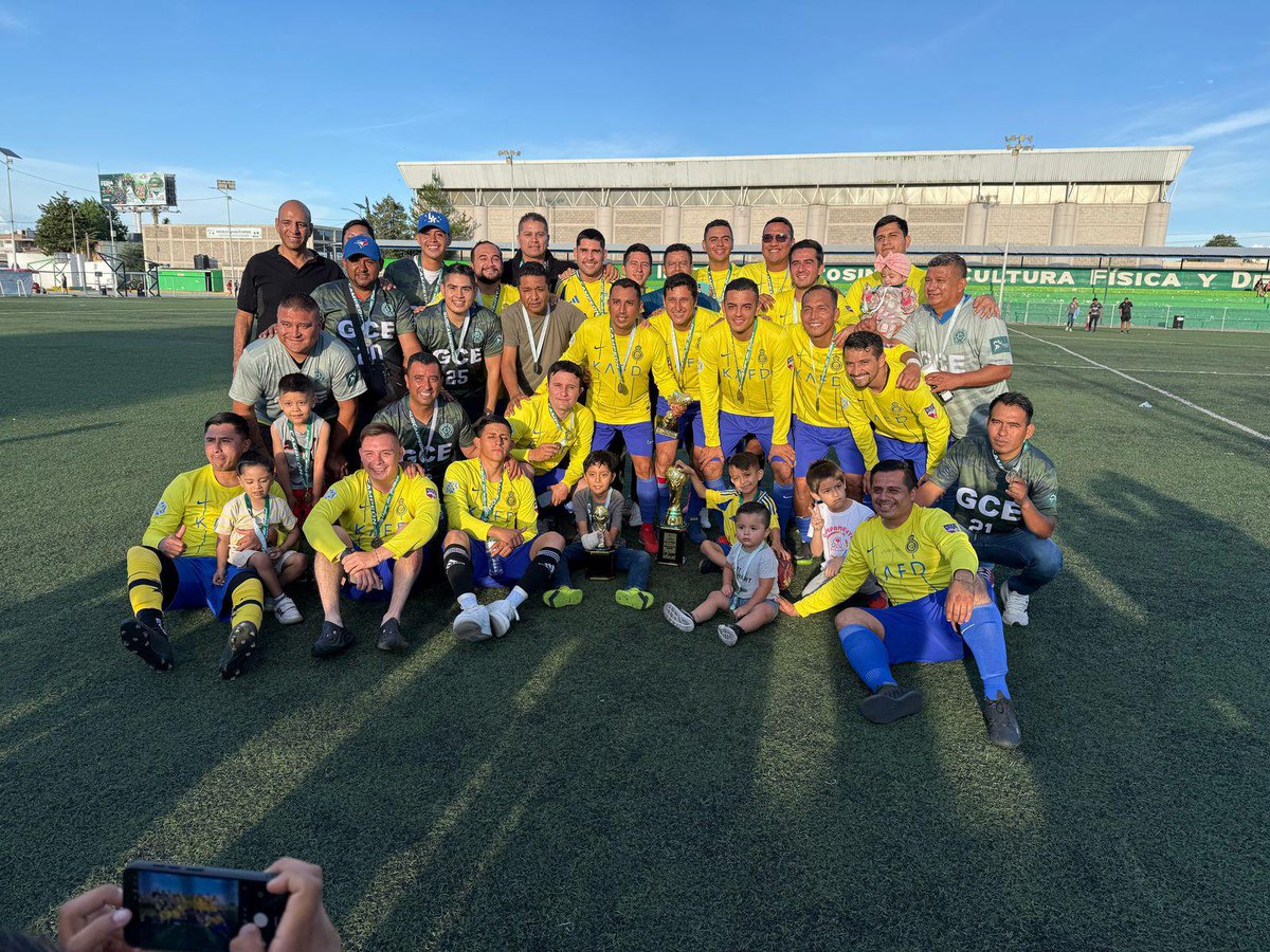 ✅ Agentes de la #GCE destacaron en la final de la Liga Interdependencias organizada por la #OficialíaMayor, donde el equipo “Bravos GCE” obtuvo el campeonato absoluto, así como los reconocimientos a mejor portero, campeón goleador y líder general.

#SeguridadSinLímites