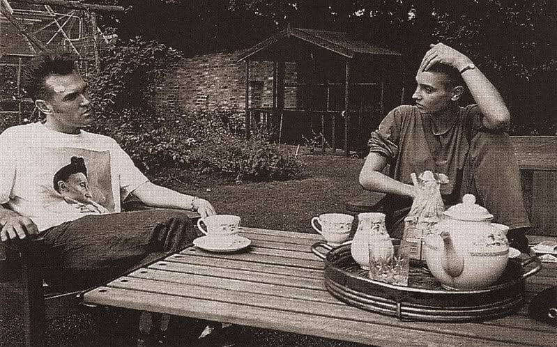 kezwilliams13's tweet image. Morrisey having tea with Sinead O&apos;Connor in 1991