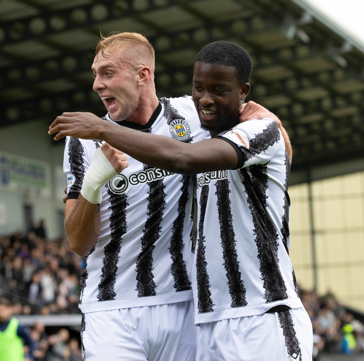 PLZSoccer's tweet image. 📸 HT St Mirren 2 Ayr United 0
A brace from Killian Phillips has Saints heading into the break on top.
📲Subscribe to PLZ Soccer YouTube NOW bit.ly/3Ui7v6X