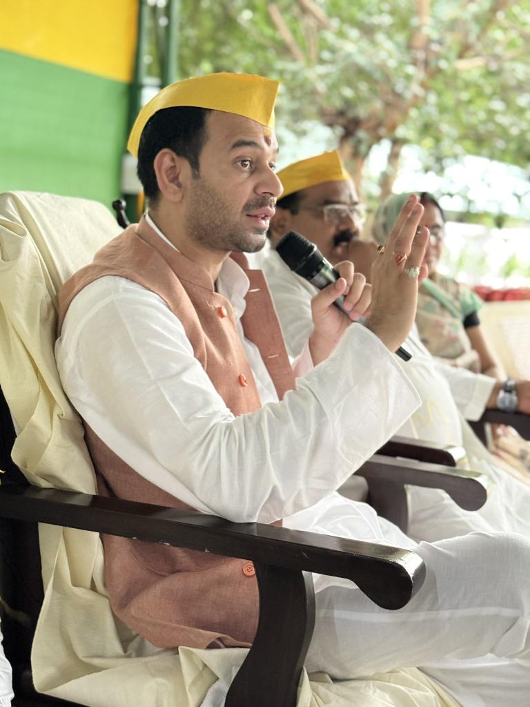 VinitYaduvnsh's tweet image. हमारा सुदर्शन चक्र चलेगा
तेजप्रताप उर्फ़ तेजू भईया ने कहा है की अगर हमारे माँ , पिता , भाई और बहनों के बारे में जो बोलेगा तो हमारा सुदर्शन चक्र चलेगा