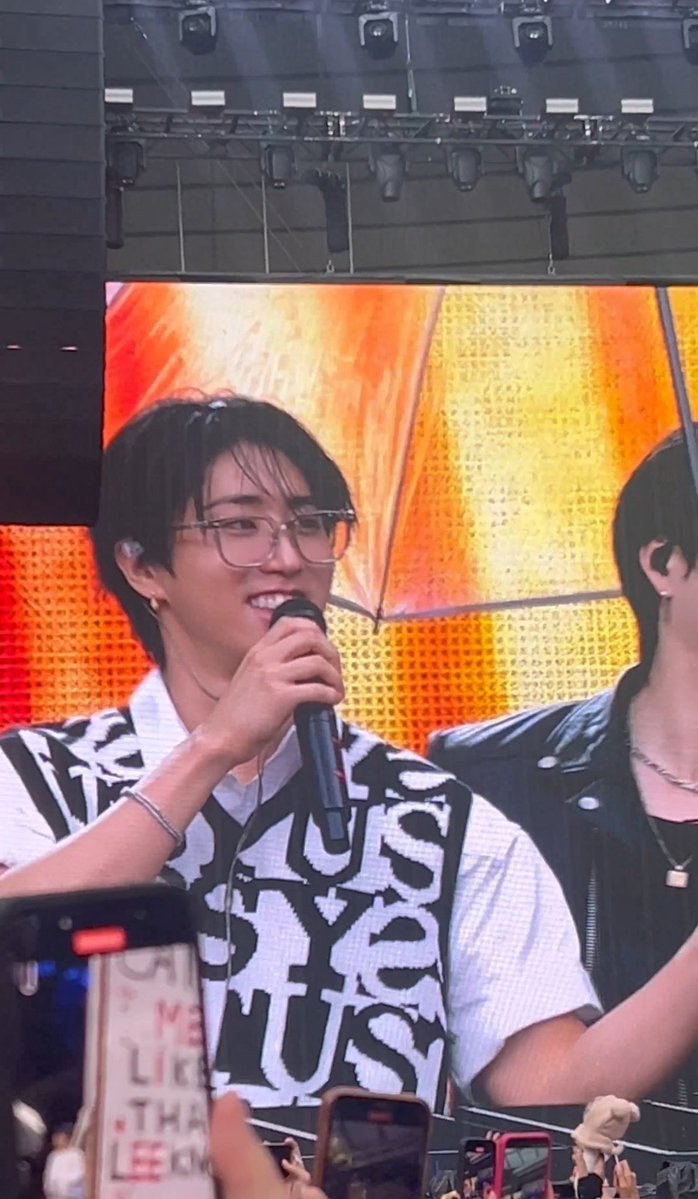 hanttps's tweet image. JAW DROPPED GLASSES JISUNG AGAIN

#HAN #한 #dominATE_PARIS