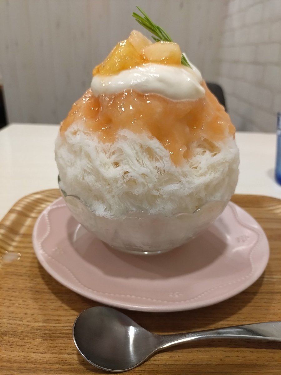 cocoahakumyu04's tweet image. 今日は先週食べれず悔しい思いしたので前回より速くにお店へ
もちろん、町田のMuffin&amp;amp;Bowls cafe CUPSへ
前回よりは空いてたかな
桃レアチーズ🍑とたっぷり桃みるく🍑両方食べれました😭
やはりここの桃のかき氷美味しい😋
#cups
#かき氷