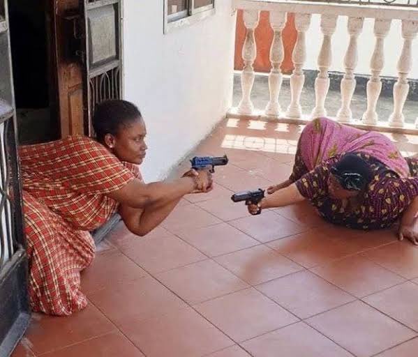 justfrankleen's tweet image. Possible Scenario in #BBNaijaS10 house

Imisi- I lived in one room
Kutire- I lived Under the Bridge