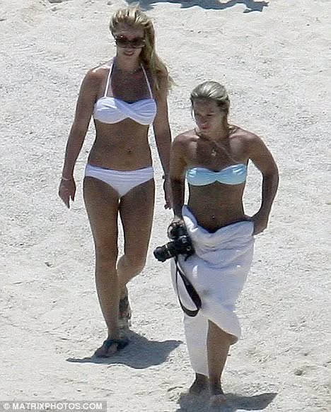 singularbritney's tweet image. 16 years ago today, Britney Spears relaxing on the beach in Cabo San Lucas.
#BritneySpears