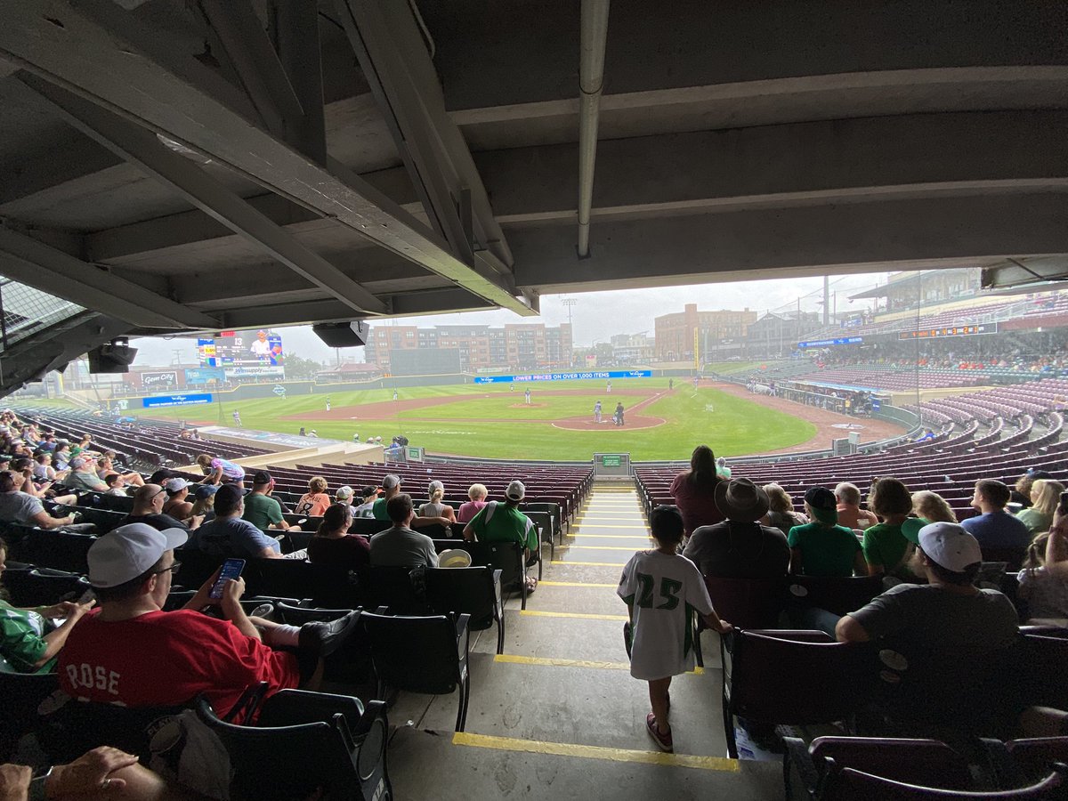 JeremyRatliff's tweet image. Baseball in the rain… #dayton #dragons #ballparks @DragonsBaseball