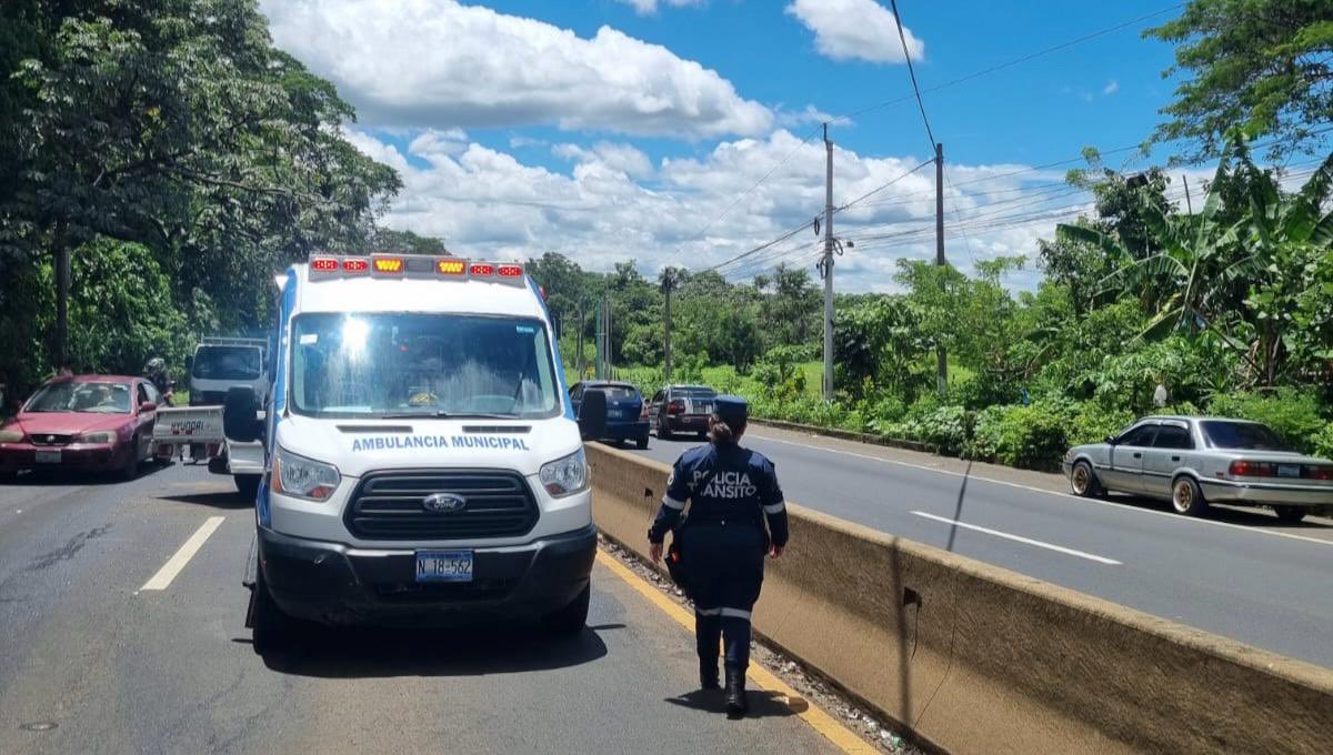 PNCSV's tweet image. Dos personas resultaron lesionadas en un accidente de tránsito, cuando el conductor de un camión que transportaba bebidas, perdió el control al explotar una de las llantas delanteras y chocó contra los separadores.
Ambos fueron trasladados a un hospital.
El hecho ocurrió en el…