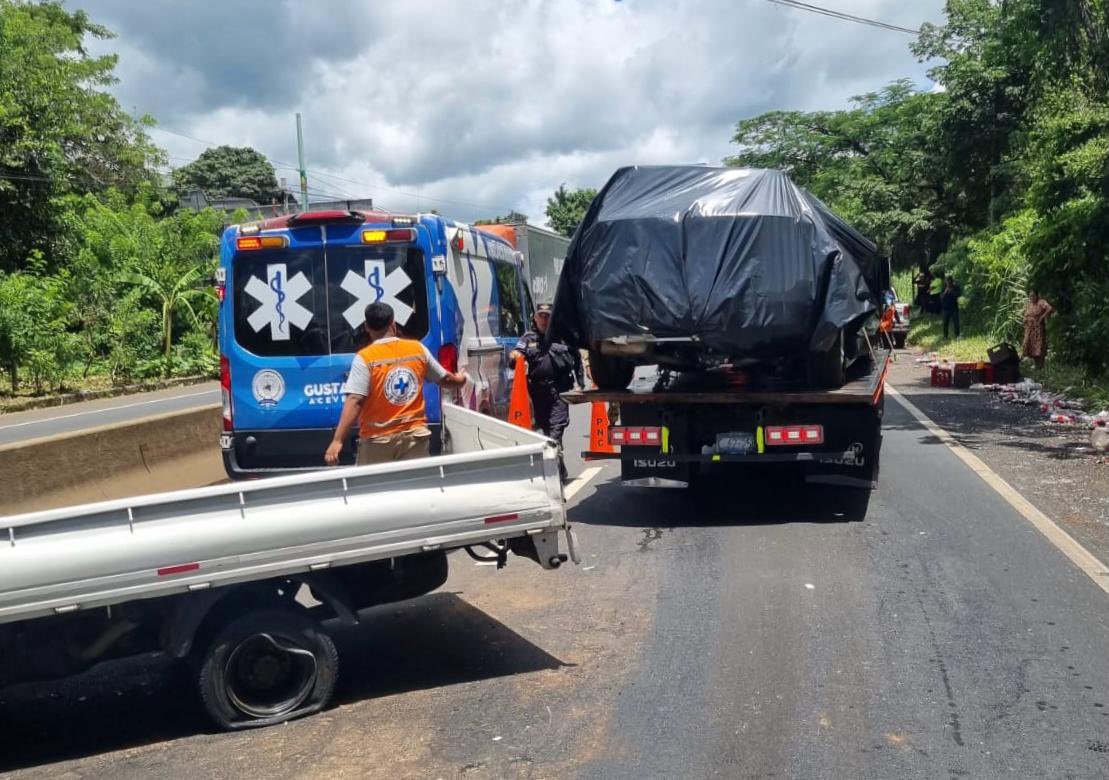 PNCSV's tweet image. Dos personas resultaron lesionadas en un accidente de tránsito, cuando el conductor de un camión que transportaba bebidas, perdió el control al explotar una de las llantas delanteras y chocó contra los separadores.
Ambos fueron trasladados a un hospital.
El hecho ocurrió en el…