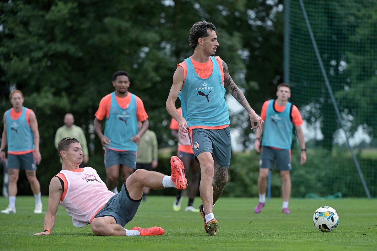 FCShakhtar's tweet image. 👊 Після дня відпочинку команда розпочала підготовку до другої гри з «Бешикташем» ⚔️
📸 Дивіться ще більше фото з вечірнього тренування «Шахтаря» в Словенії ⬇️
shakhtar.com/uk-ua/news/202…
#Shakhtar #ШахтарБешикташ #UEL #Türkiye