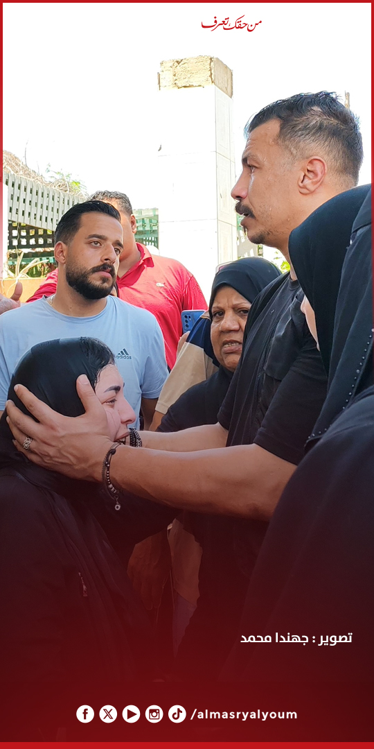 AlMasryAlYoum's tweet image. انهيار زوجة "السمعة" أشهر مشجعي النادي المصري البورسعيدي خلال دفن جثمانه بمقابر بورسعيد
تصوير جهندا محمد