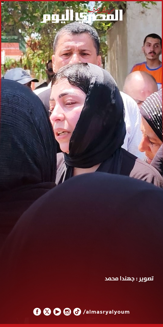AlMasryAlYoum's tweet image. انهيار زوجة "السمعة" أشهر مشجعي النادي المصري البورسعيدي خلال دفن جثمانه بمقابر بورسعيد
تصوير جهندا محمد