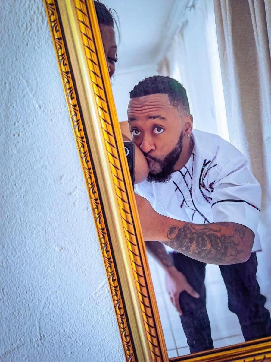 CakesMilly1's tweet image. Mirror on the wall🤣
