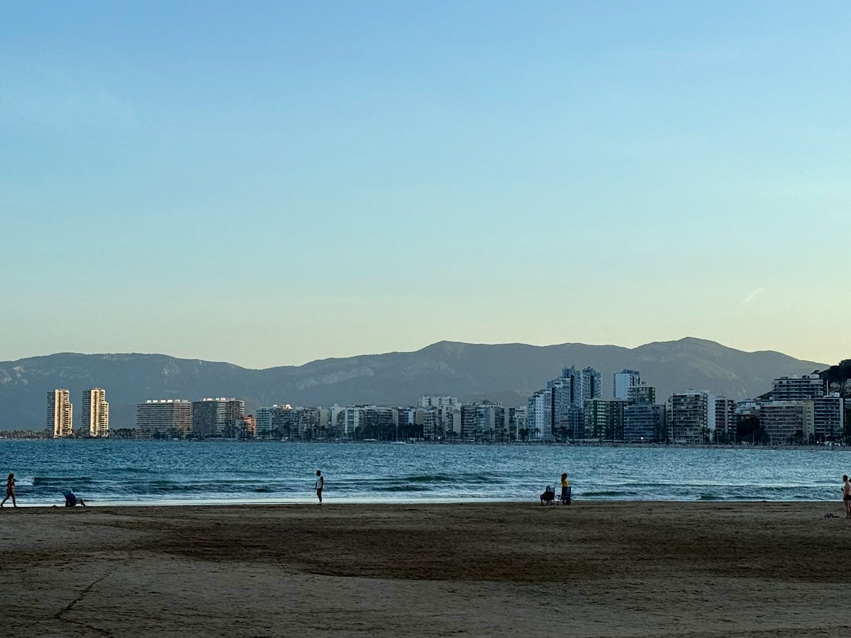 MeteoCullera's tweet image. Domingo de calor en el que la temperatura máxima ha ascendido hasta los 31° esta tarde en #Cullera, con una humedad en torno al 60% y fuerte sensación de bochorno. Todavía tenemos 28° y nos espera una semana no demasiado cálida (&lt;30°) y con algunos chubascos para acabar #julio.