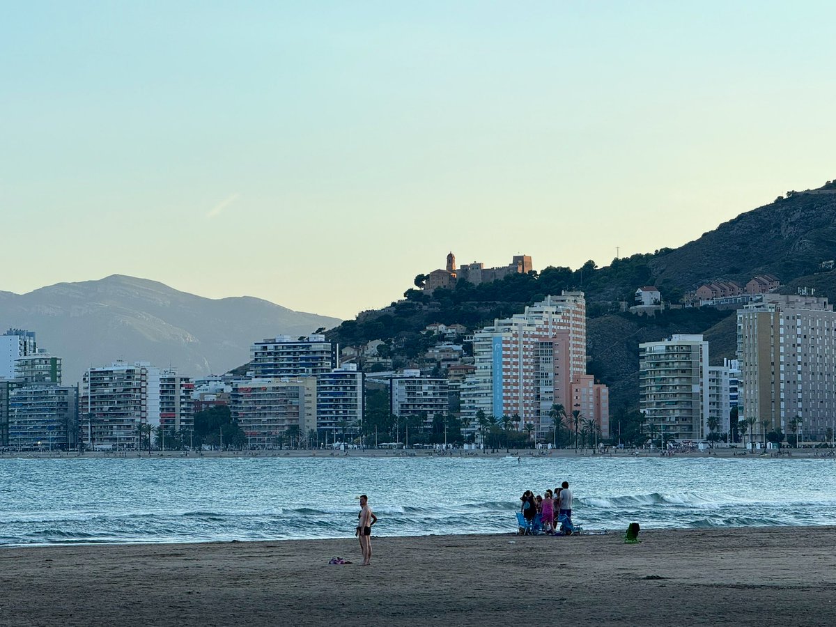 MeteoCullera's tweet image. Domingo de calor en el que la temperatura máxima ha ascendido hasta los 31° esta tarde en #Cullera, con una humedad en torno al 60% y fuerte sensación de bochorno. Todavía tenemos 28° y nos espera una semana no demasiado cálida (&lt;30°) y con algunos chubascos para acabar #julio.