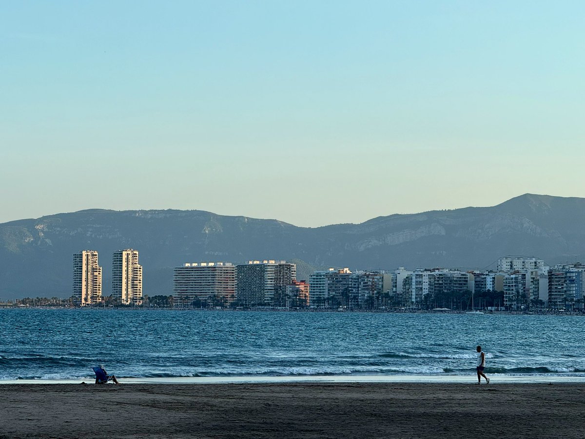 MeteoCullera's tweet image. Domingo de calor en el que la temperatura máxima ha ascendido hasta los 31° esta tarde en #Cullera, con una humedad en torno al 60% y fuerte sensación de bochorno. Todavía tenemos 28° y nos espera una semana no demasiado cálida (&lt;30°) y con algunos chubascos para acabar #julio.