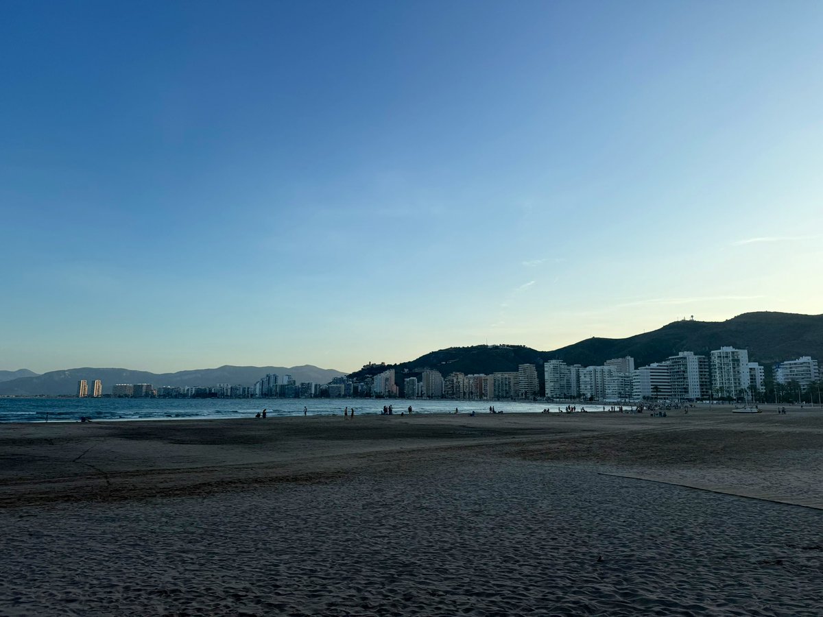 MeteoCullera's tweet image. Domingo de calor en el que la temperatura máxima ha ascendido hasta los 31° esta tarde en #Cullera, con una humedad en torno al 60% y fuerte sensación de bochorno. Todavía tenemos 28° y nos espera una semana no demasiado cálida (&lt;30°) y con algunos chubascos para acabar #julio.