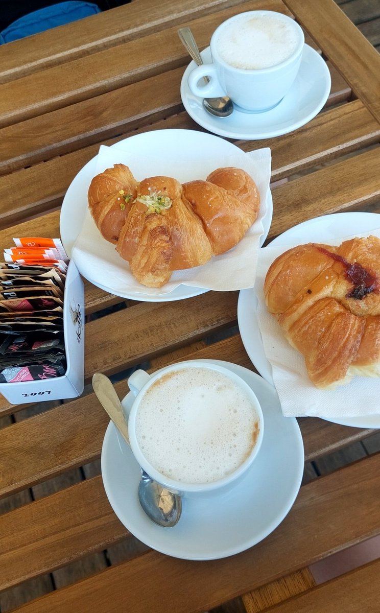 exlipsiss's tweet photo. @NoContextHumans Italian breakfast: https://t.co/qZTCuuLhLn