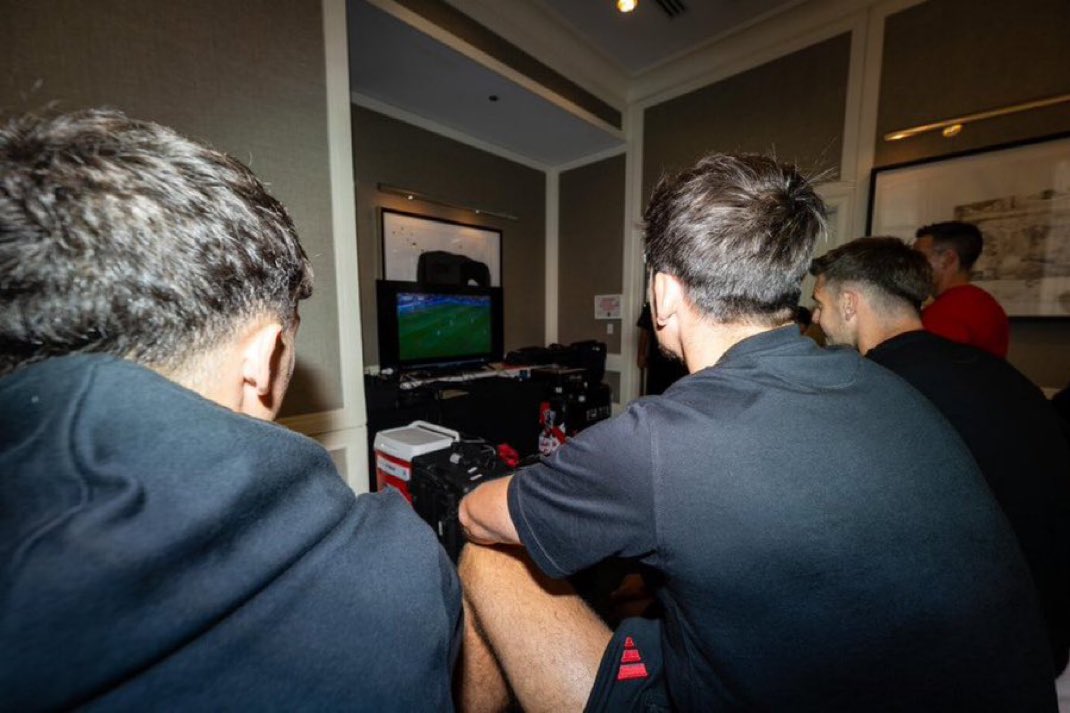 ammandev's tweet image. Our lads supporting the Lionesses. ♥️