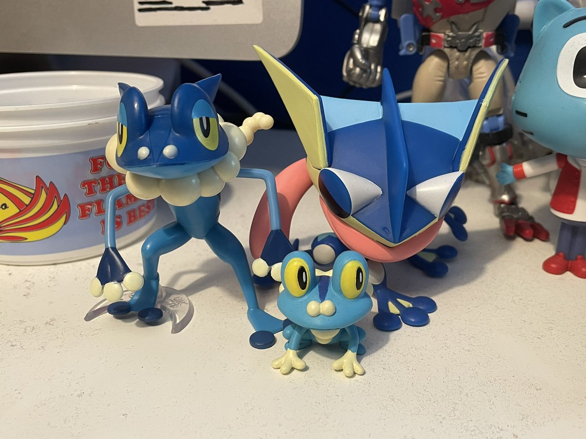 AdamTTH19's tweet image. Froakie family complete!
