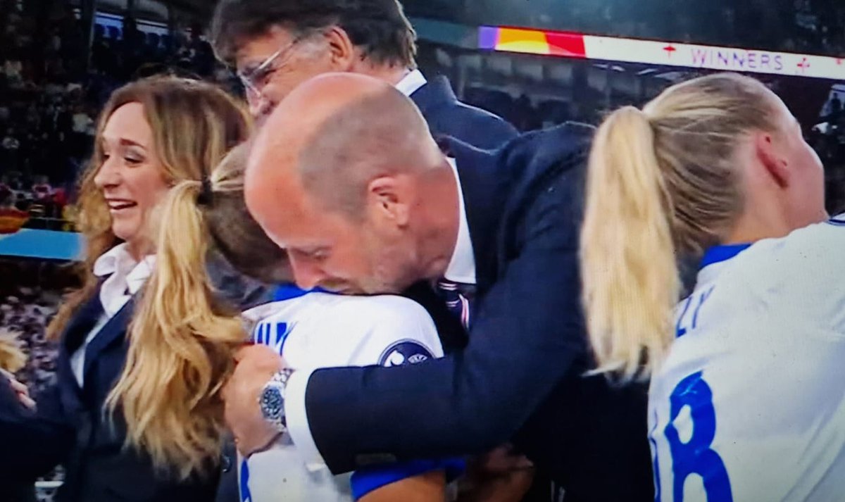 IanLloydRoyal's tweet image. Hugs galore from #PrinceWilliam for the victorious @Lionesses after their victory against Spain at Basel #Euro2025final