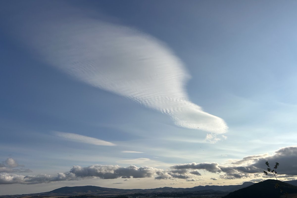 Meteonavarra_'s tweet image. Tarde tranquila por Alzuza con 20ºC y cierzo un día más como protagonista. De nuevo máximas por debajo de la media con 22-25ºC por la Cuenca de Pamplona. Y como seguirá la cosa los próximos días? Muy parecida, cierzo,  lluvia en la mitad norte de Navarra y fresco para la época.