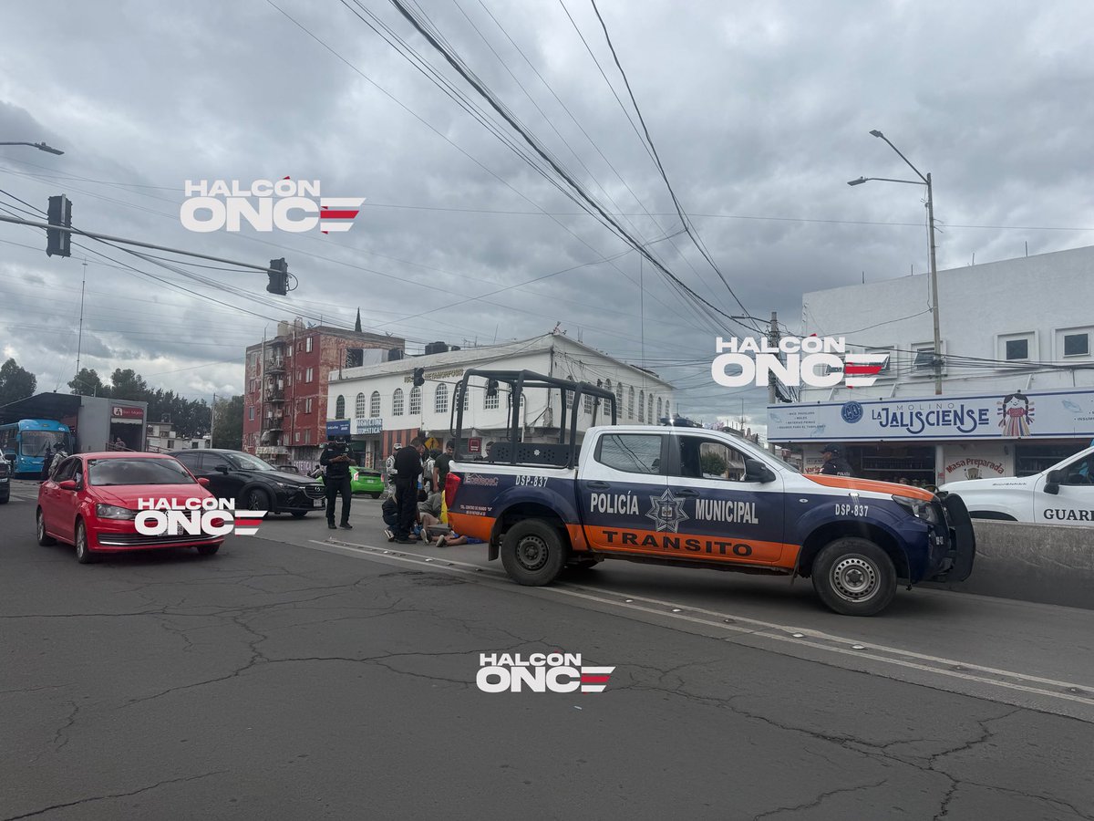 HalconOnce's tweet image. #Choque
El accidente ocurrio esta mañana en el cruce de Jimenez Cantu y Primero de Mayo frente a la estacion del #Mexibus Linea 2 en la Gustavo Baz Parada, #Ecatepec
Involucrados un motociclista y el conductor de un auto, tras el impacto el conductor de la moto y su…