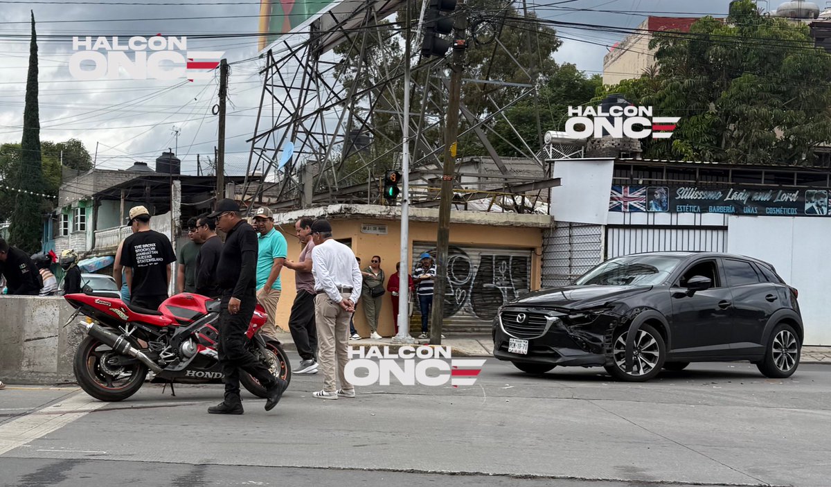HalconOnce's tweet image. #Choque
El accidente ocurrio esta mañana en el cruce de Jimenez Cantu y Primero de Mayo frente a la estacion del #Mexibus Linea 2 en la Gustavo Baz Parada, #Ecatepec
Involucrados un motociclista y el conductor de un auto, tras el impacto el conductor de la moto y su…