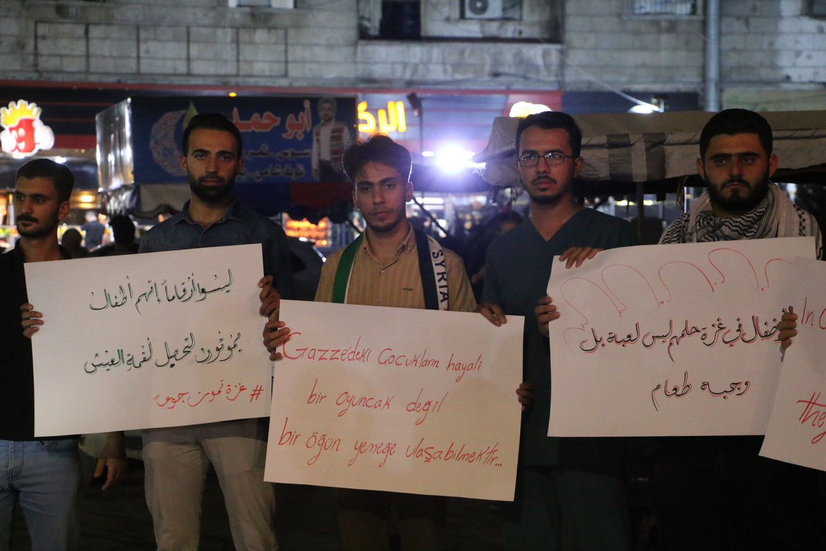 AleppoGov1's tweet image. نظّم أهالي مدينة الباب بريف حلب وقفة تضامنية مع أهالي غزة، طالبوا خلالها المجتمع الدولي بالتحرّك العاجل لفك الحصار ووقف المجازر بحق المدنيين، مؤكدين دعمهم لصمود الشعب الفلسطيني.
#محافظة_حلب