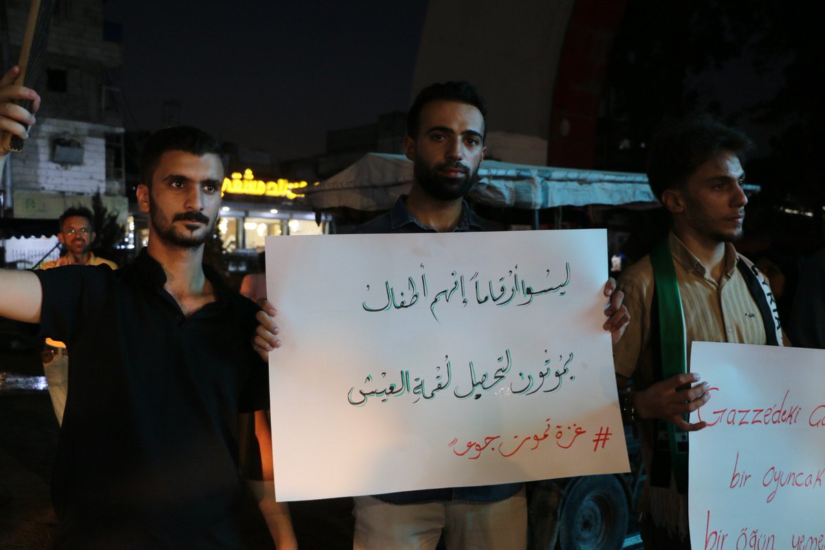 AleppoGov1's tweet image. نظّم أهالي مدينة الباب بريف حلب وقفة تضامنية مع أهالي غزة، طالبوا خلالها المجتمع الدولي بالتحرّك العاجل لفك الحصار ووقف المجازر بحق المدنيين، مؤكدين دعمهم لصمود الشعب الفلسطيني.
#محافظة_حلب