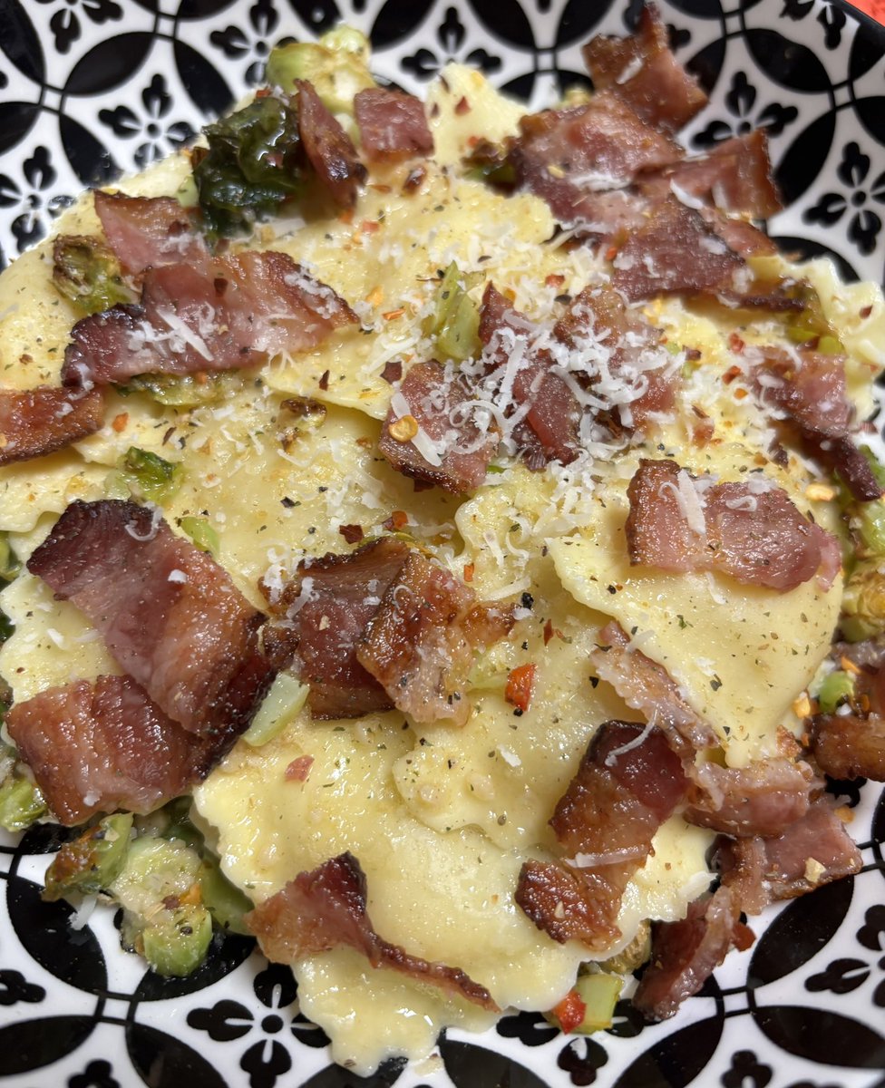 britrose3's tweet image. Four cheese ravioli over air fried brussies topped with applewood smoked bacon and garlic browned butter! 

All ingredients from Trader Joe’s 😌