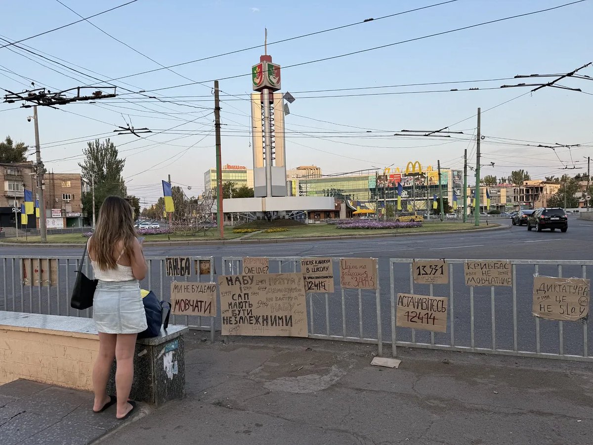 3Bergen's tweet image. Zondag! Tijd voor een kakelverse aflevering van #StandplaatsLemberg.
🪧Protest tegen Zelensky
😇Mijn held bij @bbvpro
🧳Een nieuwe vluchtelingenstroom
☠️De geur van de dood
Eindredactie: @Henriettezegt
Lees, luister, steun, abonneer:
standplaatslemberg.substack.com/p/mijn-held-me…
