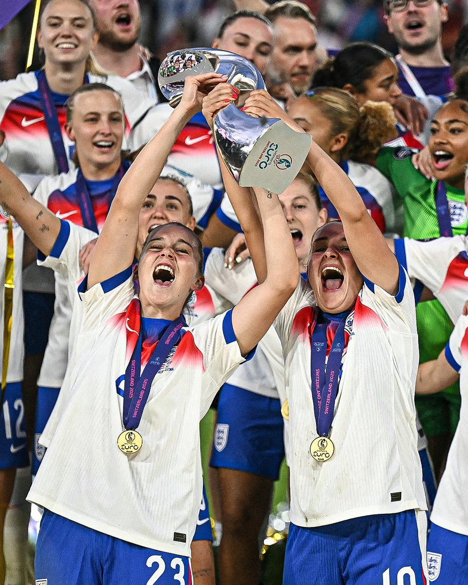 Ammy_Chelsea's tweet image. England women should teach their men how to win trophies 😂🏴