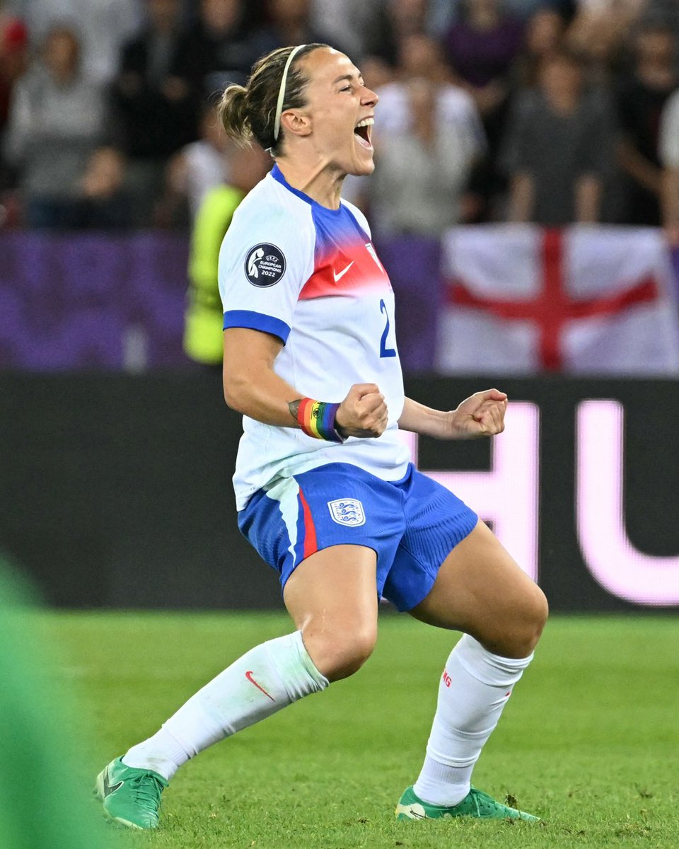 Lucy Bronze played the entire tournament with a fractured tibia 🤯 

No one deserves this more 🏆🏴󠁧󠁢󠁥󠁮󠁧󠁿