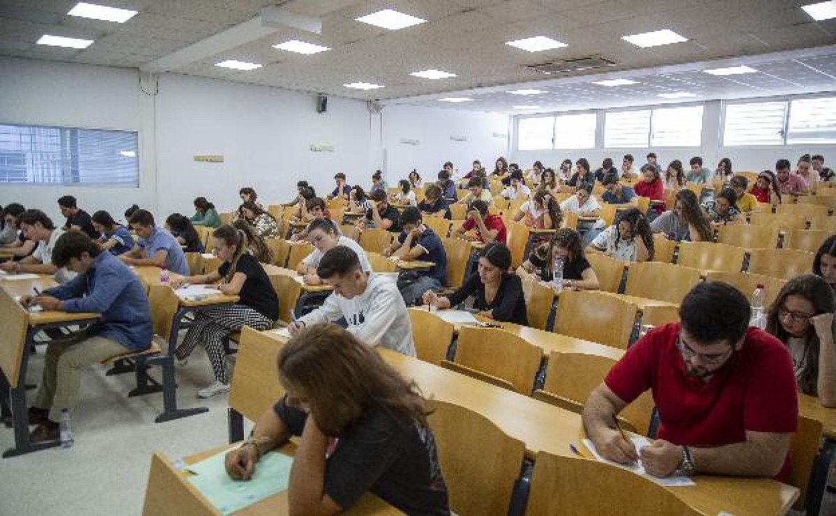 Ser profesor.

Ser profesor universitario no es solo enseñar. Es exponerse. Y eso no te lo advierte nadie cuando empiezas. Nadie te dice que hay días en que lo das todo y no pasa nada. Que hay clases que te salen redondas y no las recuerda nadie, y otras que empiezan (sigue…)