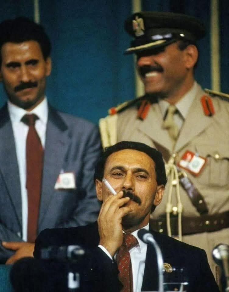 عاش شامخاً ومات شامخاً
وخلده التأريخ شامخاً
ان موت علي عبدالله صالح بهكذا طريقة يغيضكم.. اشخاص كانوا يروا انفسهم قادة لهذا البلد شاهدوا رجل ف 80من عمره يقاتل بكل شجاعة وهم يتفرجوا من فنادق قطر وتركيا
كثير منهم ماتوا منذ بدأ الحرب بهذه الدول،اليس هكذ موت ك موت المواشي يدعو للشفقة.