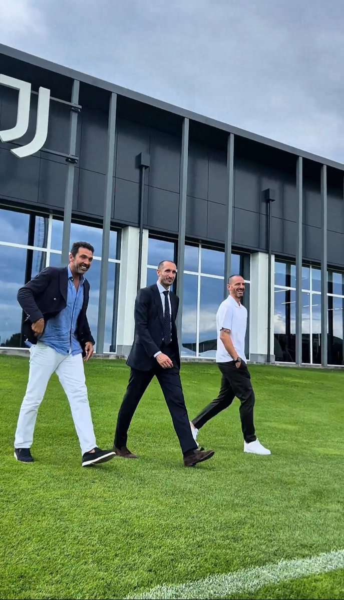 Today at the Continassa! I can’t do it, too many memories.🫠
#Buffon #Bonucci #Chiellini #BBBC