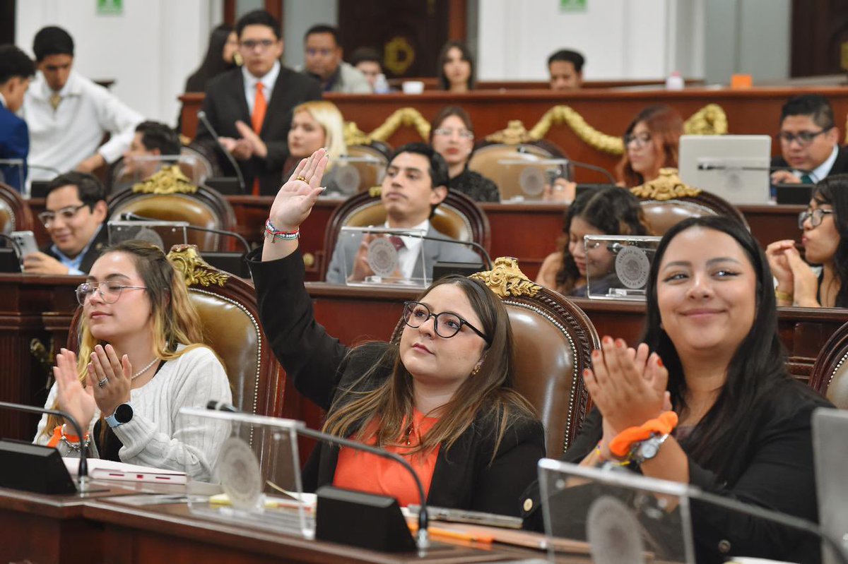 Esta semana continuaron los trabajos del Parlamento de las Juventudes en el <a href="/Congreso_CdMex/">Congreso de la Ciudad de México</a>. 

La #BancadaNaranja de jóvenes ha dialogado, debatido y sobre todo ha llevado las causas de las juventudes chilangas al pleno. 

Qué gusto verlos trabajar con compromiso por aprender,