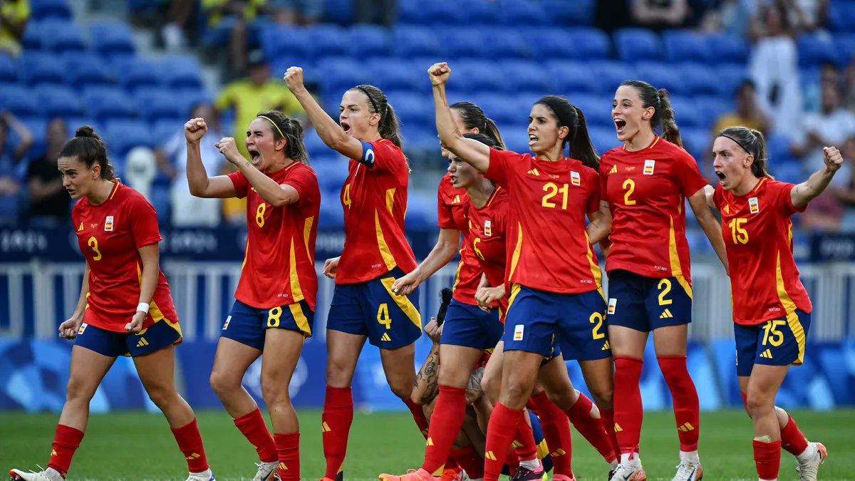 Hace un año, en los 4os de final de los JJOO ante Colombia, Mariona, Salma y Aitana tiraron 3 de los 4 penaltis que tiró España.

Aquella tarde marcaron sus 3 penaltis y accedimos a semis, hoy las 3 erraron el suyo.

Fútbol.