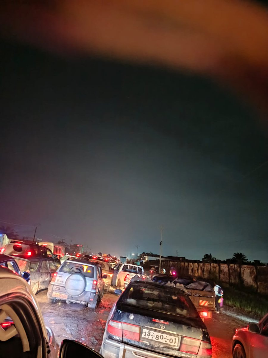 Embouteillages monstres à Douala Bonaberi. 
Si vous arrivez à Douala par cette voie en ce moment, prière de trouver un endroit où dormir, sinon prenez votre plus grand mal en patience.