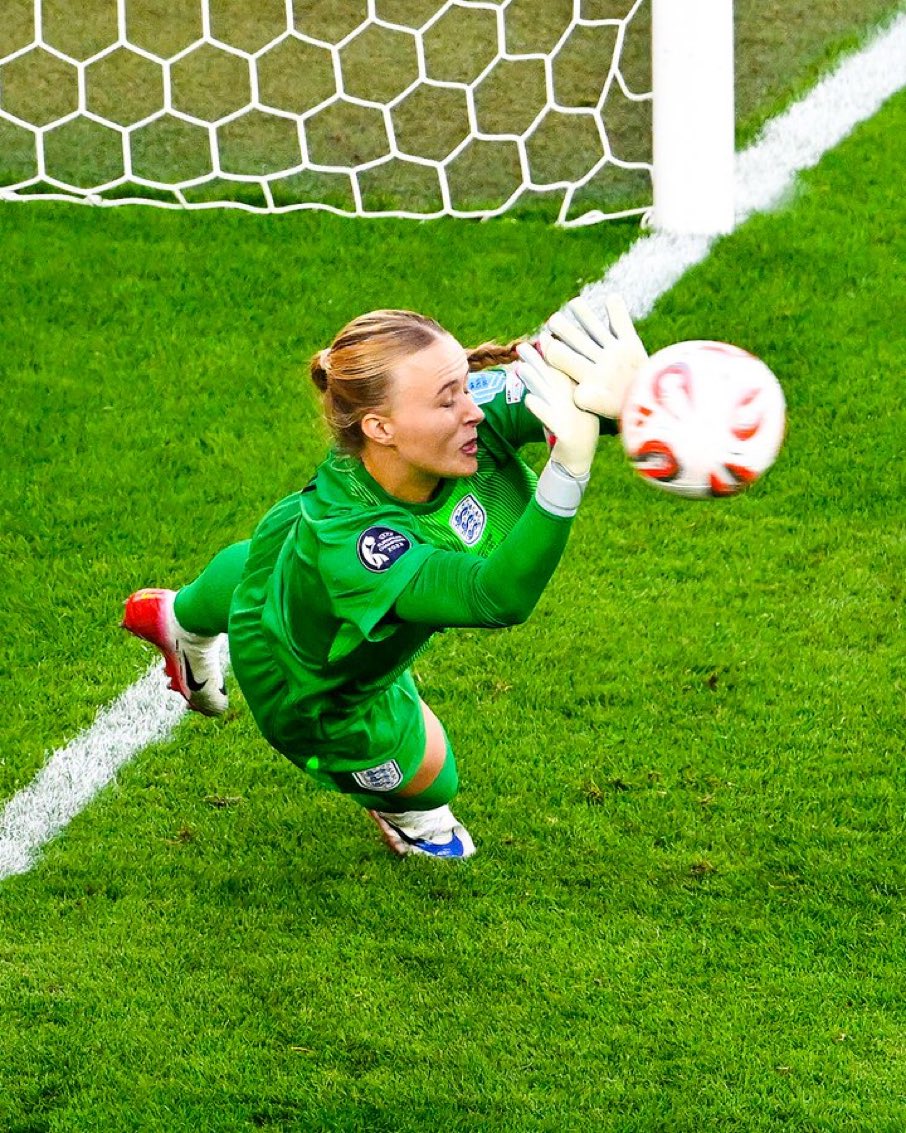 Propeertys's tweet image. Hannah Hampton usłyszała, że nigdy nie zostanie bramkarką z powodu zeza, schorzenia oczu, które wpływa na widzenie.
Dziś obroniła DWA rzuty karne, zapewniając Anglii zwycięstwo w Mistrzostwach Europy. 🏆🔥