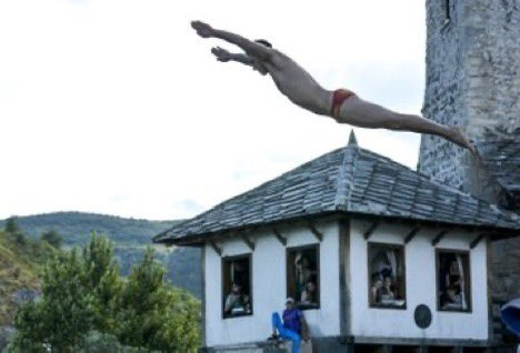 CapaMag's tweet image. ⭕️ Bosna Hersek’te 459. Geleneksel Mostar Köprüsü Atlayışları yapıldı.

📌Tarihi Mostar Köprüsü’ndeki atlama yarışlarına Balkan ülkelerinden katılan 40’tan fazla sporcu, kendilerini Neretva Nehri’nin serin sularına bıraktı.