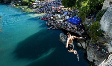 CapaMag's tweet image. ⭕️ Bosna Hersek’te 459. Geleneksel Mostar Köprüsü Atlayışları yapıldı.

📌Tarihi Mostar Köprüsü’ndeki atlama yarışlarına Balkan ülkelerinden katılan 40’tan fazla sporcu, kendilerini Neretva Nehri’nin serin sularına bıraktı.