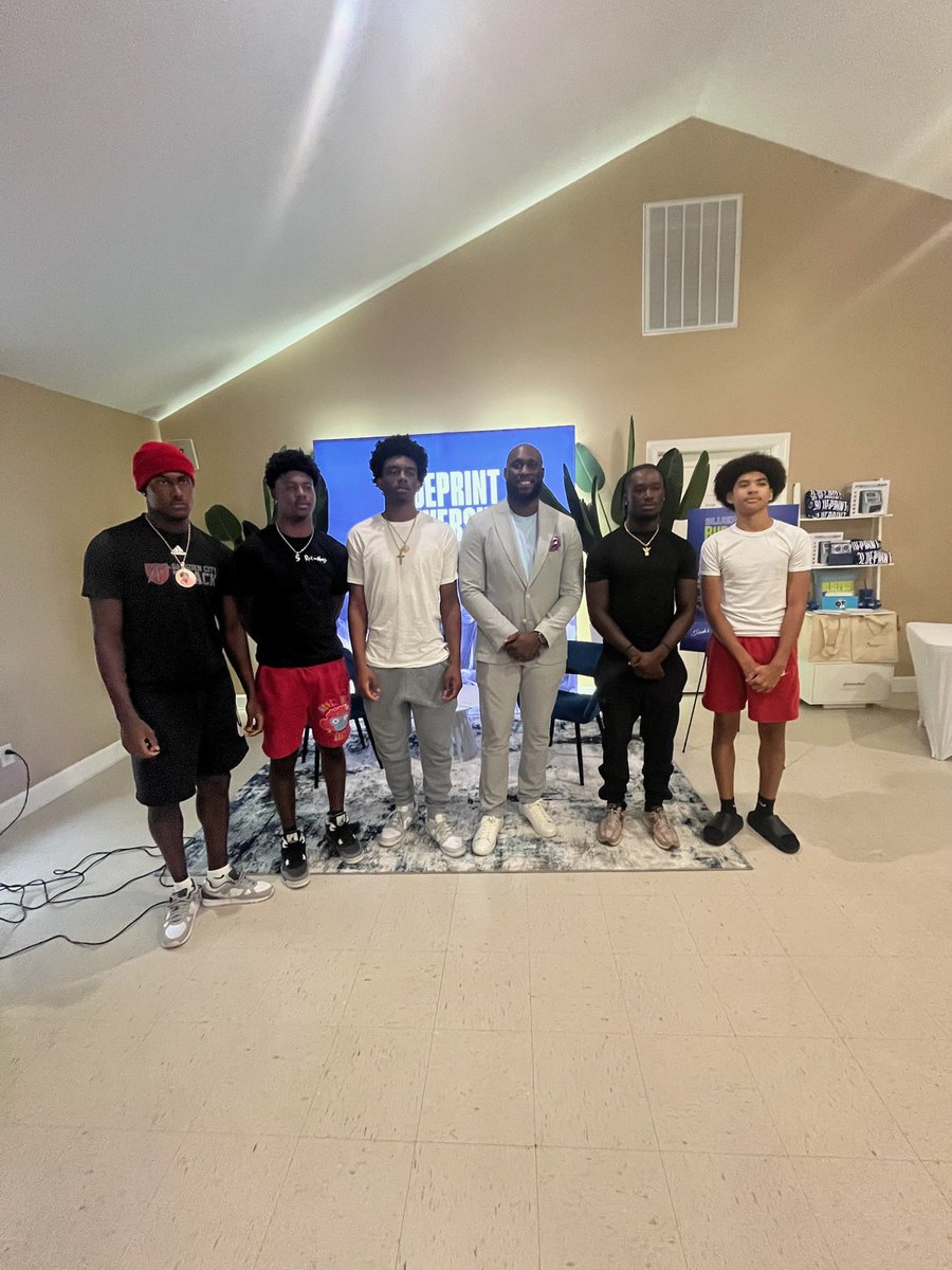 Former Alabama linebacker Jerrell Harris is a former Gadsden City (AL) alumni. He spent some time with members of the current team yesterday.

One of the players pictured is Gadsden City standout and Alabama commit Zyan Gibson. He is ranked as a four-star in the ‘26 class.

📷//