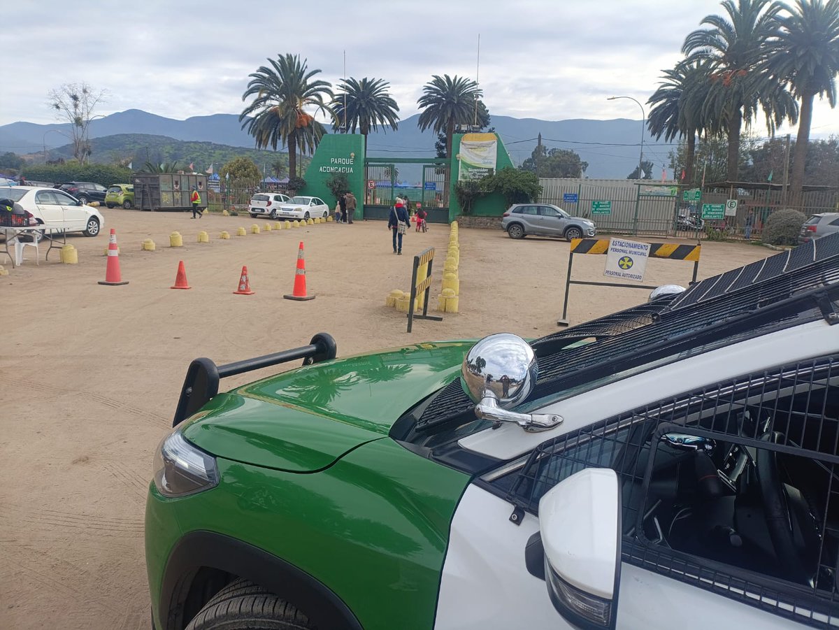 Carabineros y personal de seguridad de la Municipalidad de #Quillota se encuentran desplegados en el sector realizando numerosas fiscalizaciones en Parque Aconcagua e inmediaciones.
#LaPrevencionEsNuestraEsencia