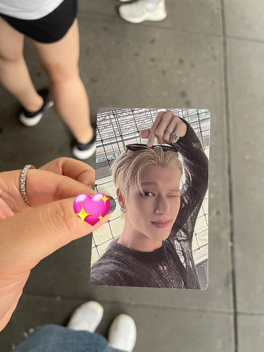 to the person who saw me and jen being sad and just gave us PCs u are an angel and i hope u got home safely :’) 🤍🤍