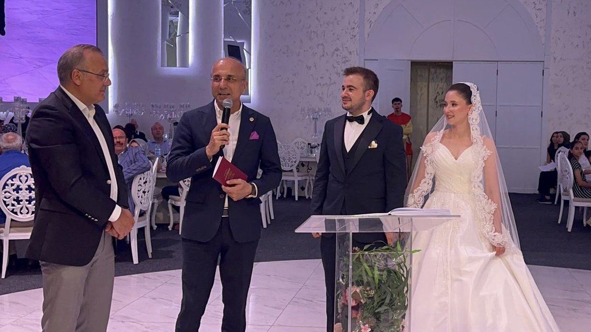 gencaskn's tweet image. Keçici ve Özhan ailelerinin kıymetli evlatları Rüveyda ve Gökberk’in nikahlarını gerçekleştirdik.Aileleri kutluyor,genç doktorlarımıza bir ömür mutluluklar diliyoruz.